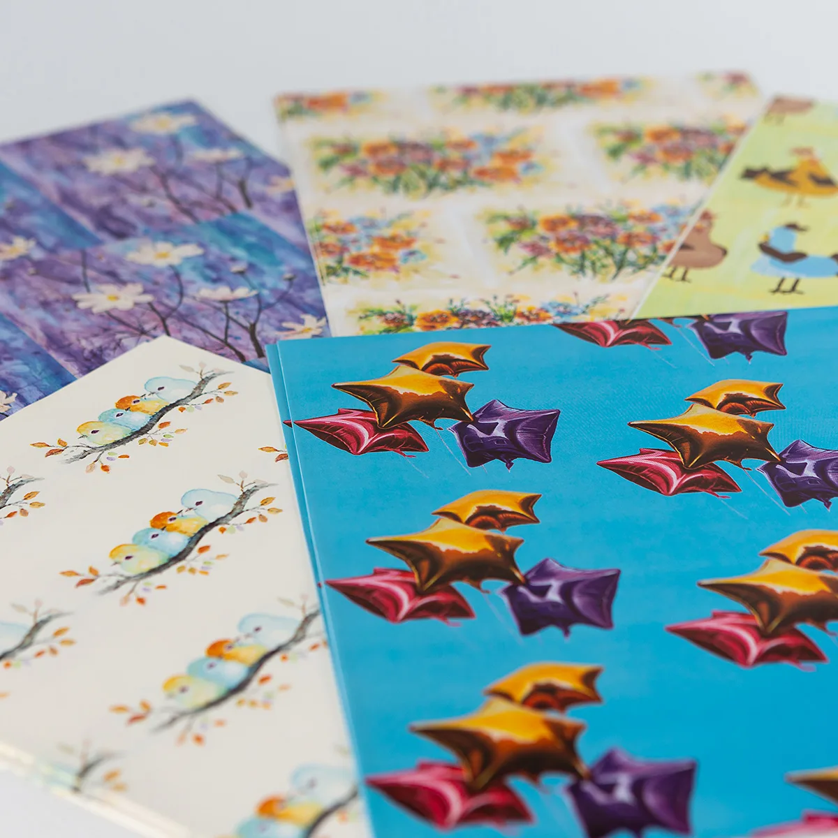 Papel de regalo de primavera Asociación de Pintores con la Boca y con el Pie