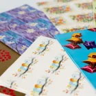 Papel de regalo de primavera Asociación de Pintores con la Boca y con el Pie