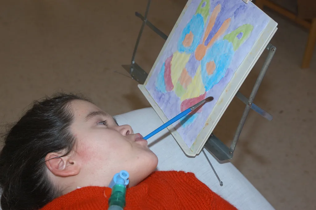 Mónica Asociación de Pintores con la Boca y con el Pie